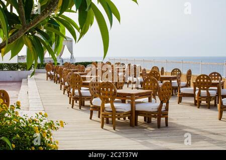 Gemütliches Restaurant oder Cafe auf dem Gebiet der 5 Sterne Hotel mit Meerblick in Sharm El Sheikh. Sommer in Ägypten. Stockfoto