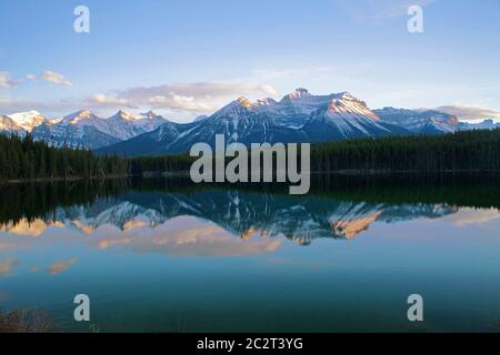 Wunderbare Reflexionen über das Wasser des Herbert Lake bei Sonnenuntergang, entlang des Icefield Parkway, Banff National Park, Alberta, Kanada Stockfoto