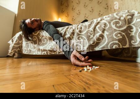 Selbstmord Konzept, depressiven Mann Selbstmord mit Drogen Überdosierung begehen Stockfoto