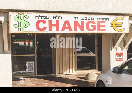 Tel Aviv/Israel-12/10/18: Lokaler Geldwechsler in der Hayarkon Street in Tel Aviv Stockfoto