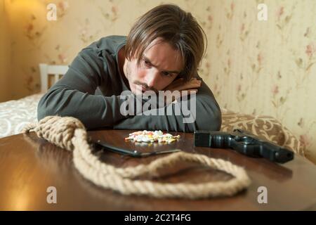 Verzweifelter Mann wählen Selbstmord Methode begehen. Suiside Konzept. Stockfoto