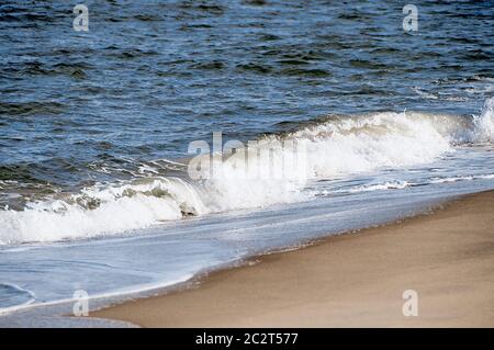 Wellen schlagen am Strand Stockfoto