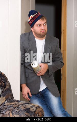 Ein betrunkener Mann mit einer Dose Bier Stockfoto