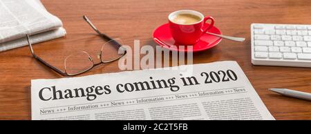 Eine Zeitung auf einem hölzernen Schreibtisch - Änderungen im Jahr 2020 kommen Stockfoto