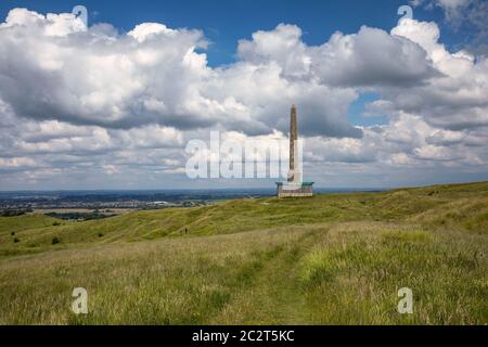 Lansdowne Monument ein Steinobelisk auf Cherhill Down, einem Wahrzeichen von Wiltshire, Cherhill, Wiltshire, England, Großbritannien Stockfoto