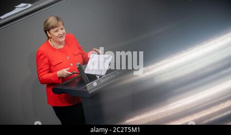 Berlin, Deutschland. Juni 2020. Bundeskanzlerin Angela Merkel (CDU) spricht im Bundestag während ihrer Regierungserklärung zur deutschen EU-Ratspräsidentschaft. Von 01.07.20 bis 31.12.20 übernimmt Deutschland die EU-Ratspräsidentschaft. Quelle: Michael Kappeler/dpa/Alamy Live News Stockfoto