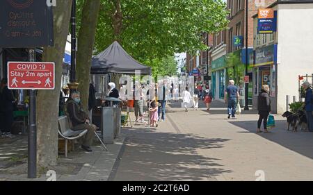 Rotes Schild, Covid 19, 2 m auseinander, in einer Straße. Stockfoto