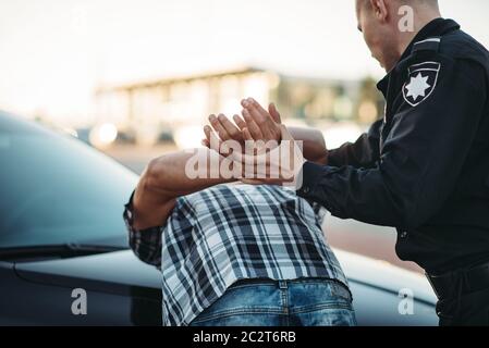 Polizeibeamte Verhaftungen der Fahrer violator auf der Straße. Spindel am Arbeiten. Schutz konzept, professionelle Sicherheitssteuerung Stockfoto