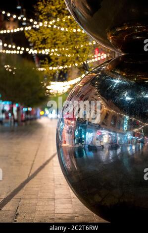 Spheres Sculpture ('Mall's Balls') bei Nacht in der Rundle Mall - Adelaide, South Australia Stockfoto