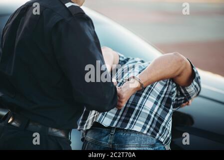 Polizeibeamte Verhaftungen der Fahrer violator auf der Straße. Spindel am Arbeiten. Schutz konzept, professionelle Sicherheitssteuerung Stockfoto