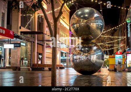 Spheres Sculpture ('Mall's Balls') bei Nacht in der Rundle Mall - Adelaide, South Australia Stockfoto