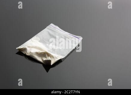 Kokain im Paket auf grauem Hintergrund Stockfoto