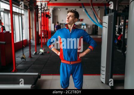 Dünne Mann in Sportkleidung in der Turnhalle, Humor. Männliche Person im Sport Club schwach Stockfoto