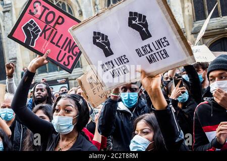 Oxford, Großbritannien. Juni 2020. Viele Demonstranten trugen Gesichtsmasken und hielten Plakate während des Protestes.viele gingen auf die Straßen vor dem Oriel College der Universität Oxford in einem Protest, der von der Rhodes Most Fall Kampagne in Bezug auf das Oriel College aufgerufen wurde, das eine Statue des britischen Imperialisten Cecil Rhodes über einem seiner Eingänge hatte. Kredit: Thabo Jaiyesimi/SOPA Images/ZUMA Wire/Alamy Live Nachrichten Stockfoto