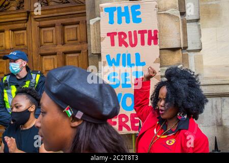 Oxford, Großbritannien. Juni 2020. Schwarze Frauen, die während des Protestes gesehen wurden.viele gingen auf die Straßen vor dem Oriel College der Universität Oxford in einem Protest, der von der Rhodes Must Fall Kampagne in Bezug auf das Oriel College aufgerufen wurde, das über einem seiner Eingänge eine Statue des britischen Imperialisten Cecil Rhodes hat. Kredit: Thabo Jaiyesimi/SOPA Images/ZUMA Wire/Alamy Live Nachrichten Stockfoto