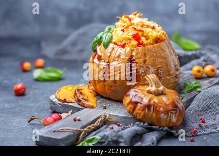 Köstlicher Kürbis mit Couscous gebacken. Stockfoto