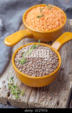 Rote Linsen sind ein proteinreiches Produkt für eine gesunde Ernährung. Stockfoto