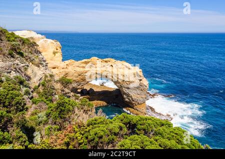 Dieses Natürlich geformtes Arch steht bei 8 Meter hoch - Port Campbell, Victoria, Australien Stockfoto