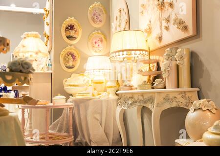 Luxus-Lampen im modernen Zimmer Stockfoto