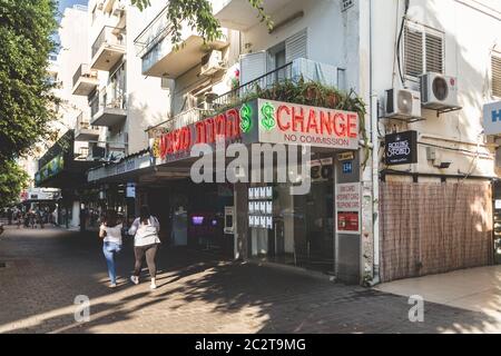 Tel Aviv/Israel-12/10/18: Lokaler Geldwechsler in der Dizengoff Street in Tel Aviv Stockfoto