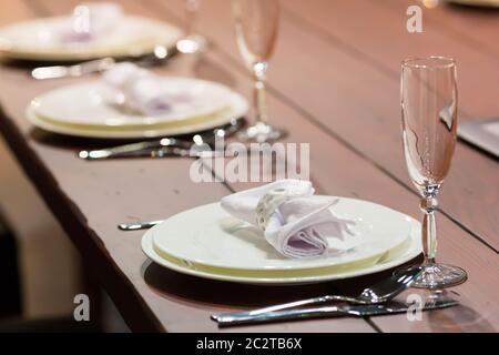 Tischsets auf Holztisch Stockfoto