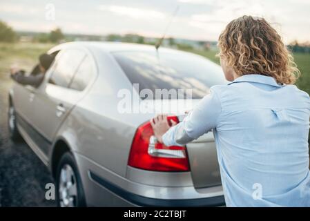 Madchen Treibt Ein Kaputtes Auto Auf Den Strand Lustige Kerl Spass Stockfotografie Alamy