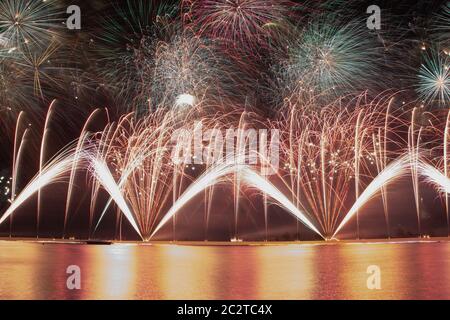 Das schöne Feuerwerk am Silvesterabend mit meiner schönen Dame Stockfoto