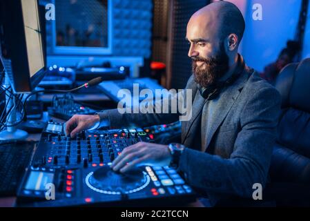 Ton Operator an der Fernbedienung im Aufnahmestudio. Musiker am Mischpult, Professional Audio Mixing Stockfoto