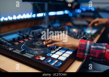 Weibliche sound Operator am Remote Control Panel in Audio Recording Studio arbeiten. Musiker am Mischpult, professionelle Musik mischen Stockfoto