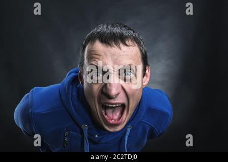 Aggressive Mannes Gesicht im Dunkeln Stockfoto