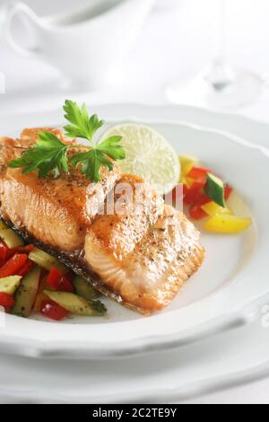 Lachs mit Gemüse Stockfoto