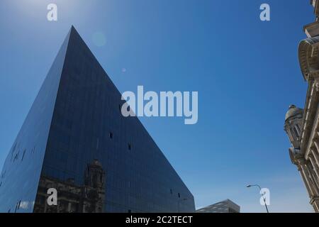 Modernes Gebäude des Museums von Liverpool und der Open Eye Gallery in Liverpool in Großbritannien Stockfoto