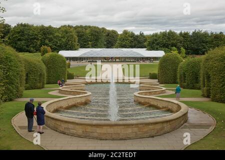 Alnwick Garden: Ein moderner Garten neben dem Alnwick Castle in Northumberland County Stockfoto