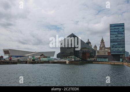 Modernes Gebäude des Museums von Liverpool und der Open Eye Gallery in Liverpool in Großbritannien Stockfoto