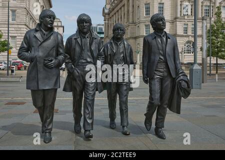 Eine Bronzestatue der vier Liverpool Beatles steht an der Liverpool Waterfront Stockfoto