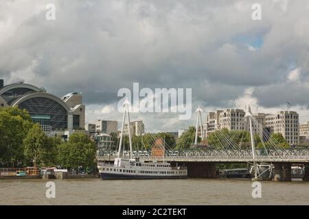 Blick auf die Golden Jubilee Bridges und Charing Cross Station von der Südküste des Flusses Thame Stockfoto