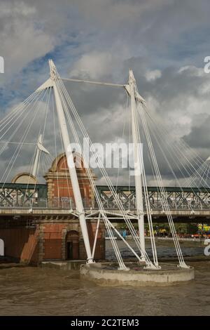 Blick auf die Golden Jubilee Bridges und Charing Cross Station von der Südküste des Flusses Thame Stockfoto