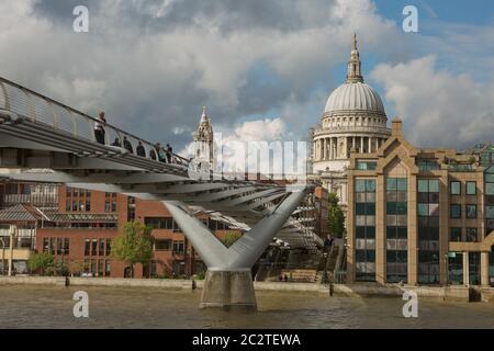 St. Pauls Cathedral und die Millennium Bridge in London, Großbritannien an einem bewölkten Tag Stockfoto