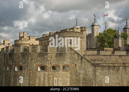 Blick auf den Tower of London an einem sonnigen Tag. Wichtiger Teil des historischen Königspalastes Stockfoto