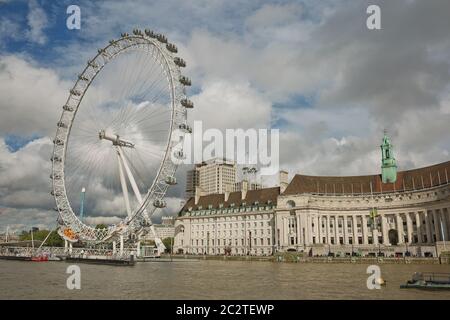 Blick auf das Rad des London Eye und das Südufer der Themse von der Westminster Bridge, London, Großbritannien Stockfoto