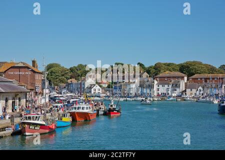 Blick auf einen Hafen und eine Bucht in Weymouth in Großbritannien während eines schönen sonnigen Sommertages Stockfoto