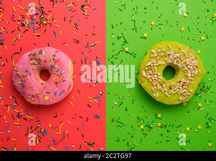 Runde verschiedene Krapfen mit Streuseln auf einem hellen farbigen Hintergrund, Ansicht von oben Stockfoto