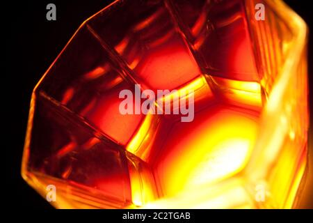 Dunkles gold Whisky im Glas. Detailansicht Stockfoto