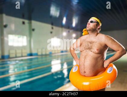 Freak Mann Spaß im pool Stockfoto