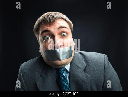 Überrascht Man mit Mund fallenden Klebeband verhindert Rede, Studio-Shooting Stockfoto