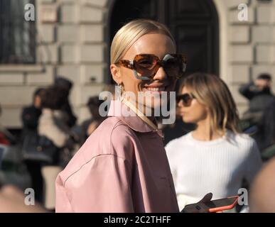 Mailand, Italien, 22. Februar 2020: Mode Blogger Street Style Outfit vor Salvatore Ferragamo Fashion Show während MFW 2020 Stockfoto