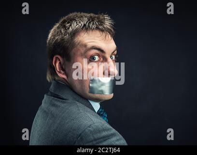 Mann mit Mund bedeckt durch Klebeband, Studio-Shooting Stockfoto