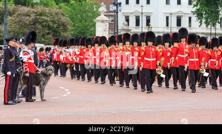 Truppen der Haushaltsdivision marschieren bei der Colonel's Review of Trooping the Color in der Mall in Westminster, London Stockfoto