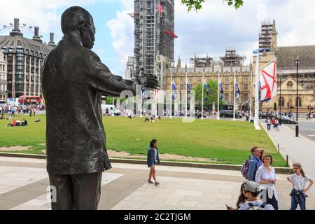 Statue von Nelson Mandela, Bronzeskulptur mit Blick auf den Parliament Square und das Parlament mit Menschen, London Stockfoto