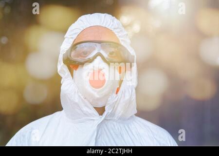 Person mit Schutzanzug in einem Waldgebiet. Stockfoto